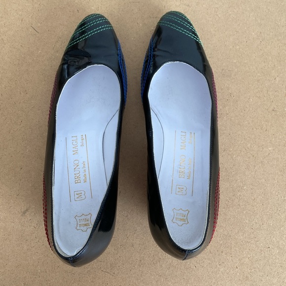 Bruno Magli Patent Leather Heels. 1.5” Heel. Black with embroidered detail. 7 - Picture 4 of 6